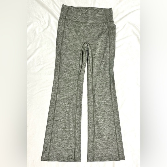 All In Motion Gray Flared Yoga Pants Leggings with Pockets Women’s Size Large - Picture 1 of 13